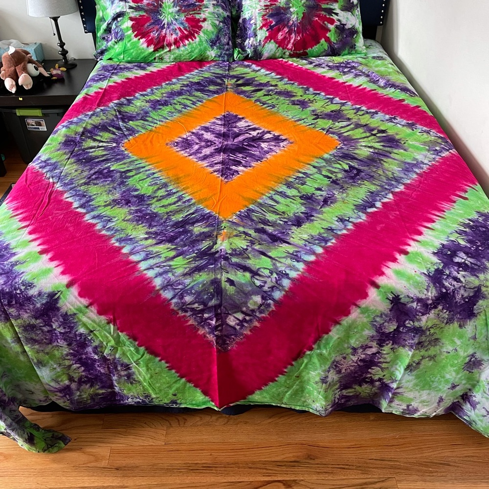 Tie dyed Queen Bedsheet set - Picture 2 of 12